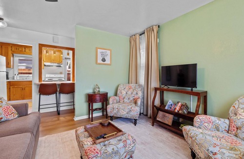Laramie House | The Harney Cottage - Walk to UW Games!