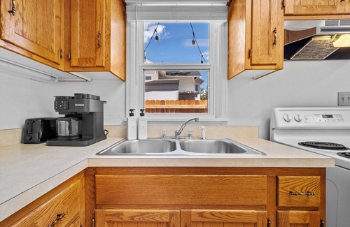 Laramie House | The Harney Cottage - Walk to UW Games!