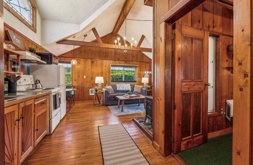 Downtown Cannon Beach House | The Harrison Inn * Artist`s Cottage - New Listing! Beachcomber Vacation Homes