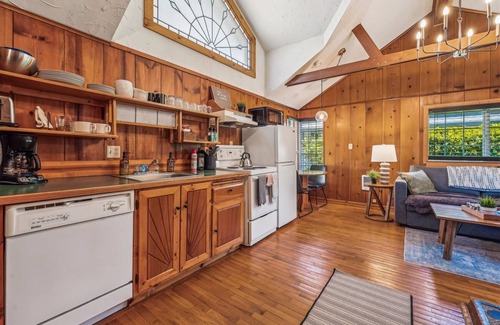 Downtown Cannon Beach House | The Harrison Inn * Artist`s Cottage - New Listing! Beachcomber Vacation Homes