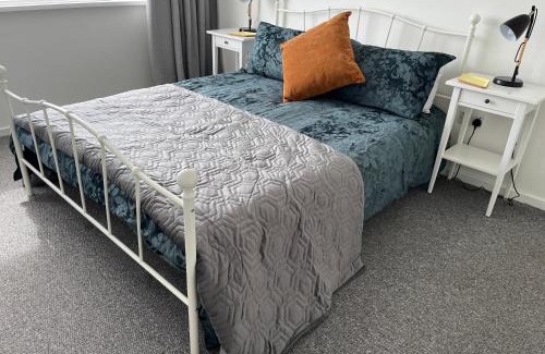 Fishguard House | The Haven, Fishguard, ideal for Beach, coastal path and town!