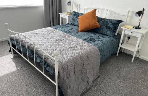 Fishguard House | The Haven, Fishguard, ideal for Beach, coastal path and town!