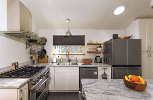 Mariposa House | The Haven -In Town|NEWLY remodeled|Private|Stocked