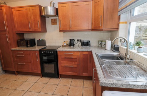 North Sunderland Cottage | THE HAVEN, pet friendly, with open fire in Seahouses
