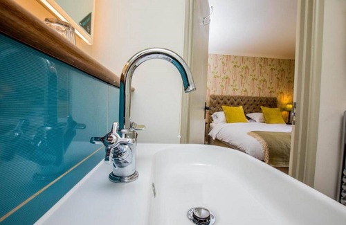 Amport Hotel | The Hawk Inn