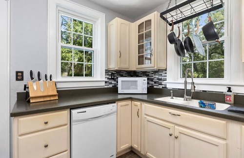 Waynesboro House | The Hawksbill Haus (w/hot tub)