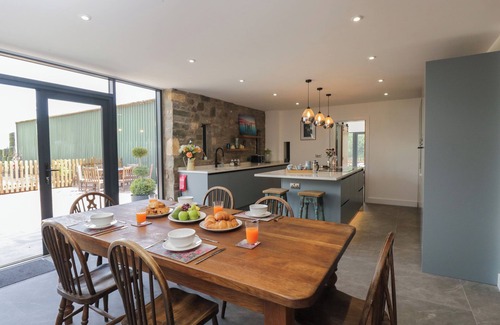 Blaisdon Cottage | THE HAY BARN, pet friendly, with hot tub in Huntley