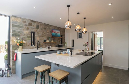 Blaisdon Cottage | THE HAY BARN, pet friendly, with hot tub in Huntley