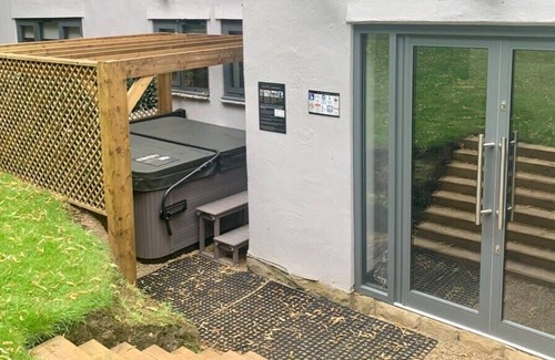 Headingley Apartment | The Headingley House Leeds - Hot Tub - Sleeps Up to 12