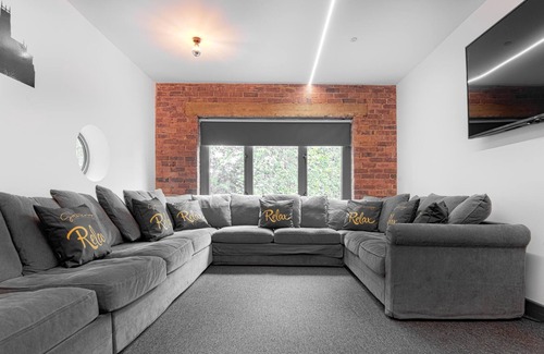 Headingley Apartment | The Headingley House Leeds - Hot Tub - Sleeps Up To 12 - EV Charging