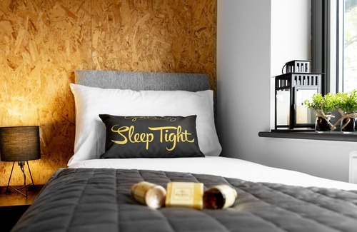 Headingley Apartment | The Headingley House Leeds - Hot Tub - Sleeps Up To 12 - EV Charging