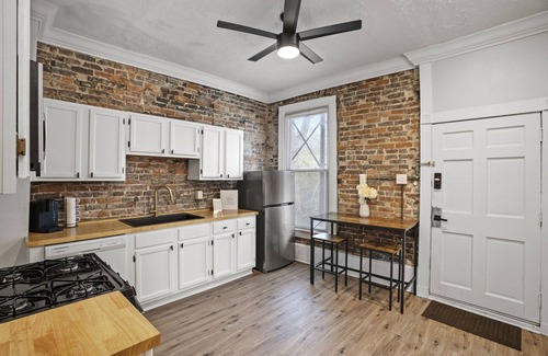 Northside District Apartment | The Headley House #6 - Beautiful, Spacious Downtown Studion#15067971-2