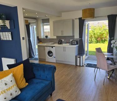 Walkden House | The Heart - Cosy 3 bedroom house with double driveway and Garden in Manchester