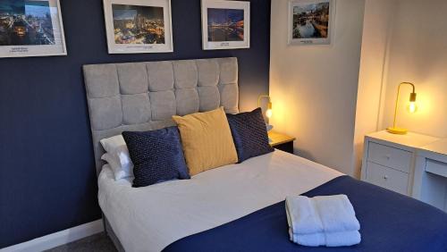 Walkden House | The Heart - Cosy 3 bedroom house with double driveway and Garden in Manchester