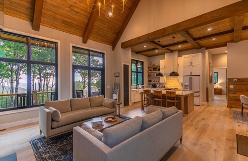 Elk Park House | The HeartStone Lodge at Eagles Nest - Vineyard, Views, Hot Tub