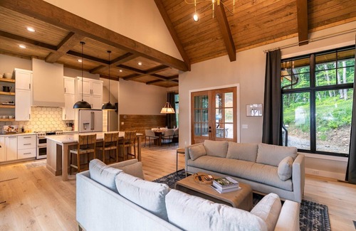 Elk Park House | The HeartStone Lodge at Eagles Nest - Vineyard, Views, Hot Tub