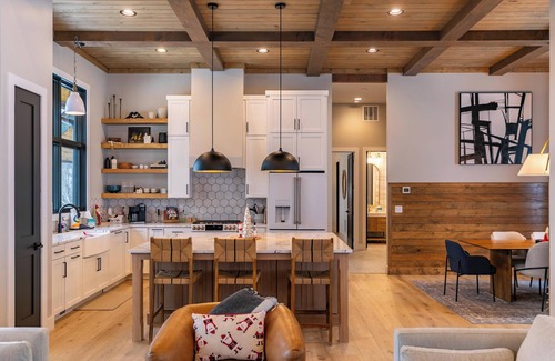 Elk Park House | The HeartStone Lodge at Eagles Nest - Vineyard, Views, Hot Tub