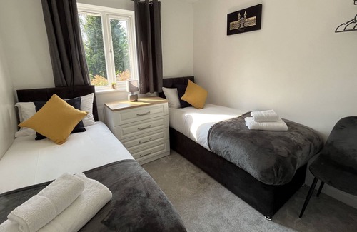 Burton on Trent House | The Heathers - Spacious 3 Bed Home From Home