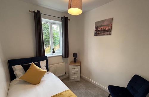 Burton on Trent House | The Heathers - Spacious 3 Bed Home From Home