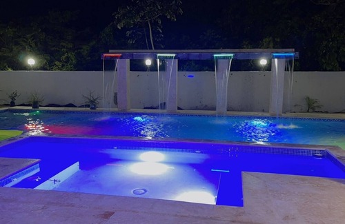 Montellano Ski Chalet | The Heaven Villa, cerca playa dorada, a 30 Seg. de Fun City, 10 Mits aeropuerto