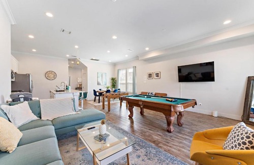 Northside House | The Heights Getaway with Game Room Backyard Grill Outdoor Games Netflix Wine at The Heights