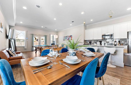 Northside House | The Heights Getaway with Game Room Backyard Grill Outdoor Games Netflix Wine at The Heights