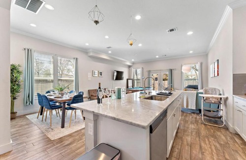 Northside House | The Heights Getaway with Game Room Backyard Grill Outdoor Games Netflix Wine at The Heights