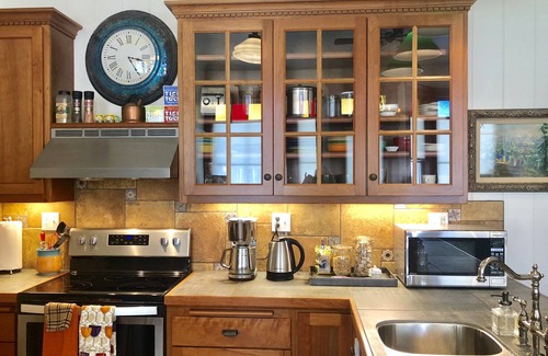 Ferndale House | ★The Heirloom Rose Studio SAVE UP TO 50% incl Washer & Dryer for LONGTERM STAYS★