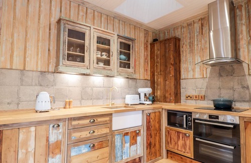 Scaniport Cottage | THE HEN HOUSE, pet friendly, luxury holiday cottage in Kiltarlity