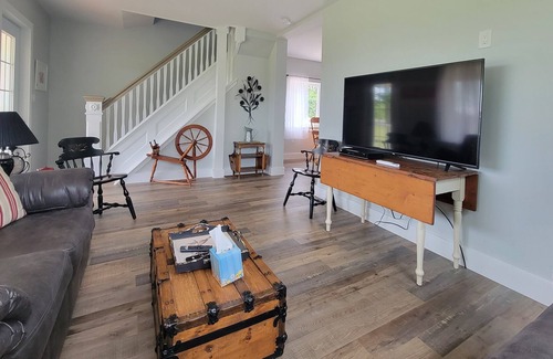 Kensington House | The Henderson Homestead - Completely Renovated Home, Quiet and Centrally Located
