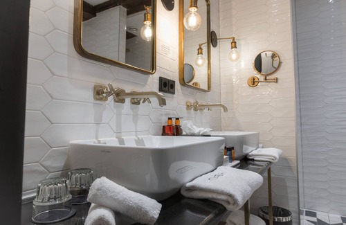 Nieuwmarkt en Lastage Hotel | The Hendrick's Hotel