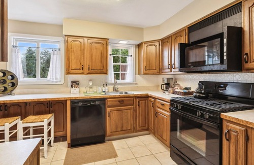 Cuyahoga County House | The Henry House I Pet Friendly, Cozy, Convenient
