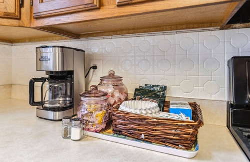 Cuyahoga County House | The Henry House I Pet Friendly, Cozy, Convenient