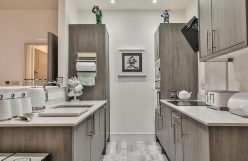 Scarborough Apartment | The Hepburn - Top Floor - Luxury for up to 6 guests near Open Air Theatre and North Bay