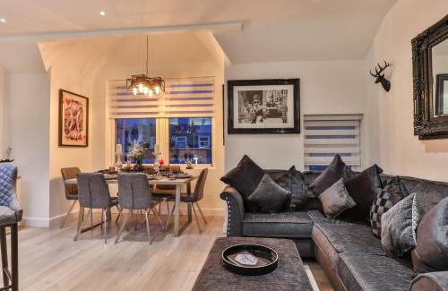 Scarborough Apartment | The Hepburn - Top Floor - Luxury for up to 6 guests near Open Air Theatre and North Bay