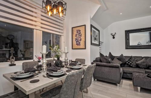 Scarborough Apartment | The Hepburn - Top Floor - Luxury for up to 6 guests near Open Air Theatre and North Bay