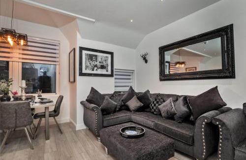 Scarborough Apartment | The Hepburn - Top Floor - Luxury for up to 6 guests near Open Air Theatre and North Bay