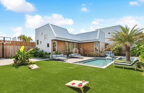 Bywater Hotel | The Herald | Private 12BR Hotel - Pool, Spa