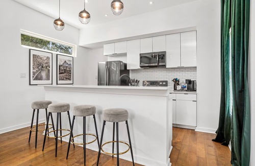 Eastside Promise Neighborhood Cabin | The Heritage Haus - Modern Cabin In Downtown San Antonio
