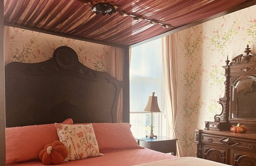 Russellville House | The Heritage House is a Beautiful 200 yr old Southern Mansion full of history.