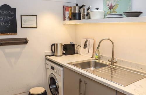 Ampney Crucis Cottage | THE HERMITAGE, character holiday cottage, with a garden in Poulton