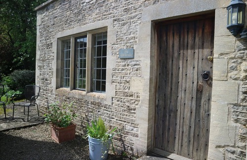 Ampney Crucis Cottage | THE HERMITAGE, character holiday cottage, with a garden in Poulton