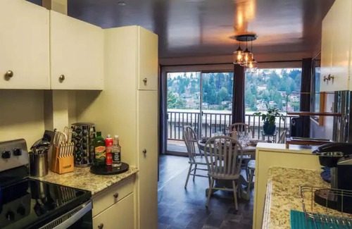 Bellevue Apartment | The Heron in Meydenbauer Bay Bellevue | 29 Nights!