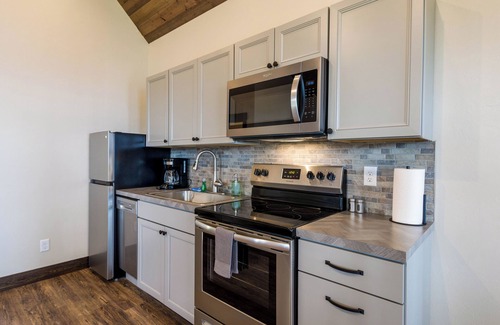 Lakeside Cabin | The Hi-Line at Elk Ridge Village cabin 401A with views of Flathead Lake & 🏔️