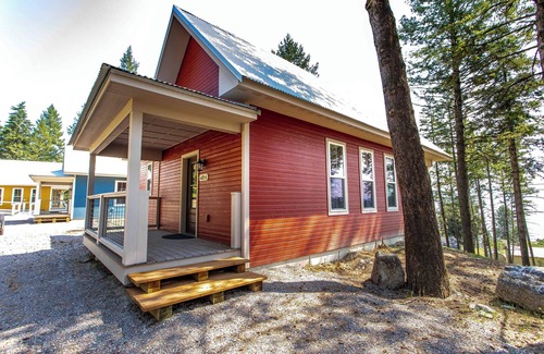 Lakeside Cabin | The Hi-Line at Elk Ridge Village cabin 401A with views of Flathead Lake & 🏔️
