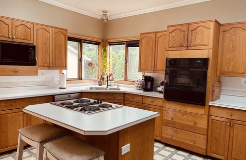 Sicamous House | THE HI-MARK HOUSE - Pool, Hot Tub, AC, Pool Table, walking distance to beach