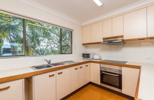 Auchenflower Apartment | The Hidden Flower A Spacious Poolside Abode