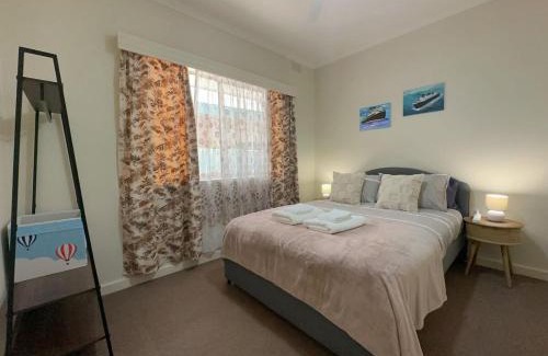 Berri House | The Hidden Gem Exquisite 3BR Retreat in Berri