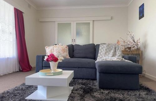 Berri House | The Hidden Gem Exquisite 3BR Retreat in Berri
