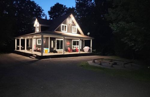 Eagle Lake House | The Hidden Porch at Sir Sam's (hot tub & sauna)